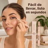 Aplicación real del lápiz de maquillaje 4 en 1