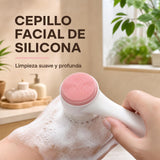 Cepillo facial de silicona sujeto en la mano