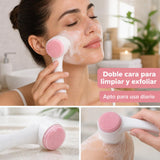 Aplicación del cepillo facial de silicona sobre el rostro