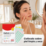 Aplicación real de un parche para el acné sobre la piel
